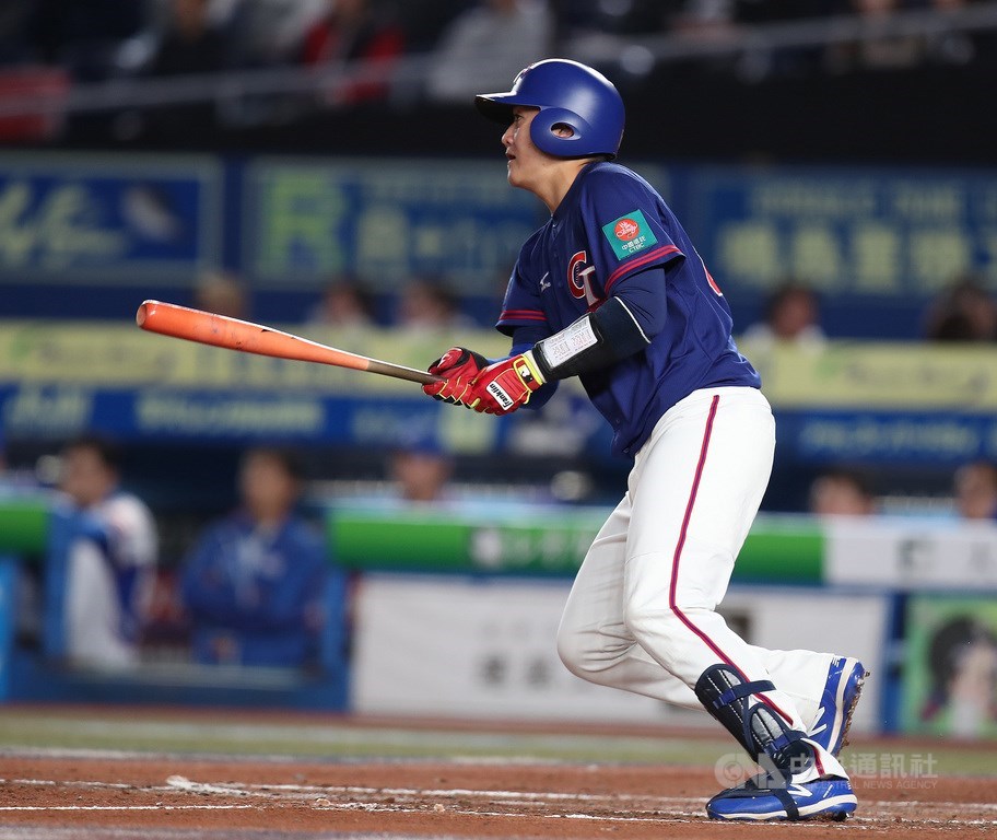2019世界12強棒球賽複賽台韓大戰,12日晚間在日本千葉球場舉行,高宇杰先發捕手上陣,有安打表現。中央社記者張新偉千葉攝 108年11月12日