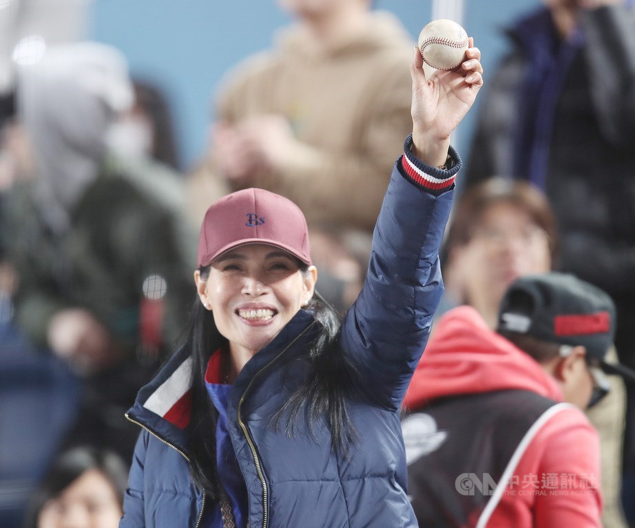 2019世界12強棒球賽複賽,中華隊12日晚間在日本千葉ZOZO球場對戰韓國隊,7局下2人出局時,中華隊先發投手張奕下場,由左投陳冠宇接手,張奕先發投6.2局,用了112球。退場時將比賽球拋給看台上的媽媽(圖)。中央社記者張新偉千葉攝 108年11月12日