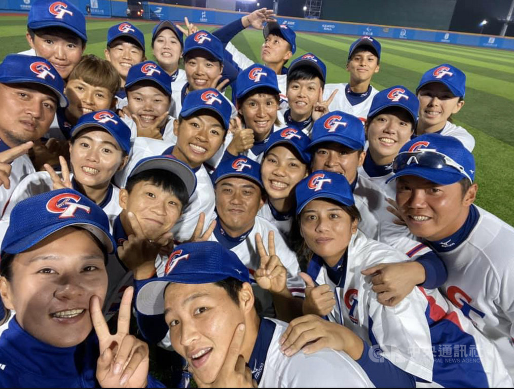 2019年第2屆亞洲女子棒球錦標賽,中華隊14日複賽與中國隊交手,中華隊投打發揮,以15比0、4局拿勝,取得冠軍戰門票,15日將再度碰上強敵日本,盼能復仇成功,將冠軍盃抱回台灣。(中華女棒隊教練顏良吉提供)中央社記者謝靜雯傳真 108年11月14日