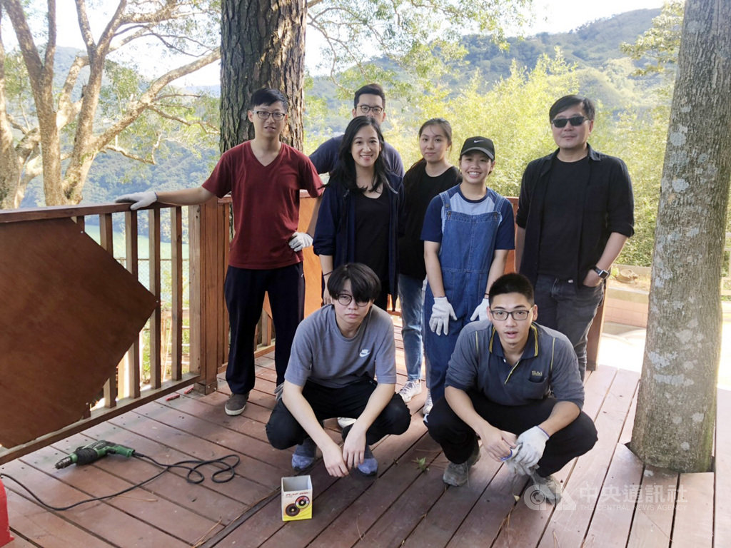 銘傳大學建築系推動高山建築課,師生前往偏鄉國小和農村協助建置共享書屋及生態廁所。(銘傳大學提供)中央社記者許秩維傳真 108年11月14日