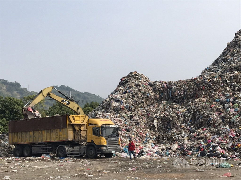南投縣垃圾多年來累積已達約8萬公噸,民進黨立委蔡培慧14日邀行政院環境保護署、南投縣環保局到草屯垃圾掩埋場踏勘,朝提高清運量、垃圾減量及建立自主處理系統等方面改善。(蔡培慧辦公室提供)中央社記者蕭博陽南投縣傳真 108年11月14日