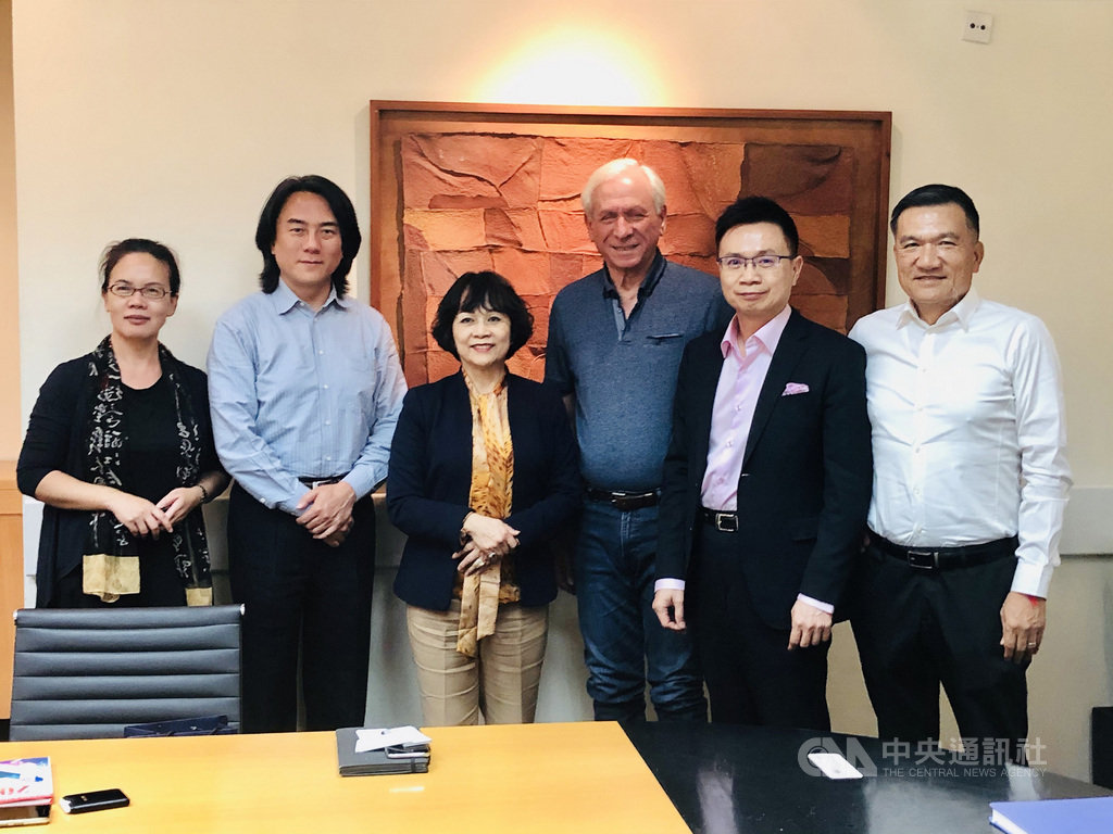 中華民國對外貿易發展協會董事長黃志芳(右2)13日率中華民國資訊軟體協會理事長邱月香(左3)等科技業代表拜會RAD集團創辦人齊薩佩爾(右3)。(外貿協會提供)中央社記者廖禹揚傳真 108年11月14日