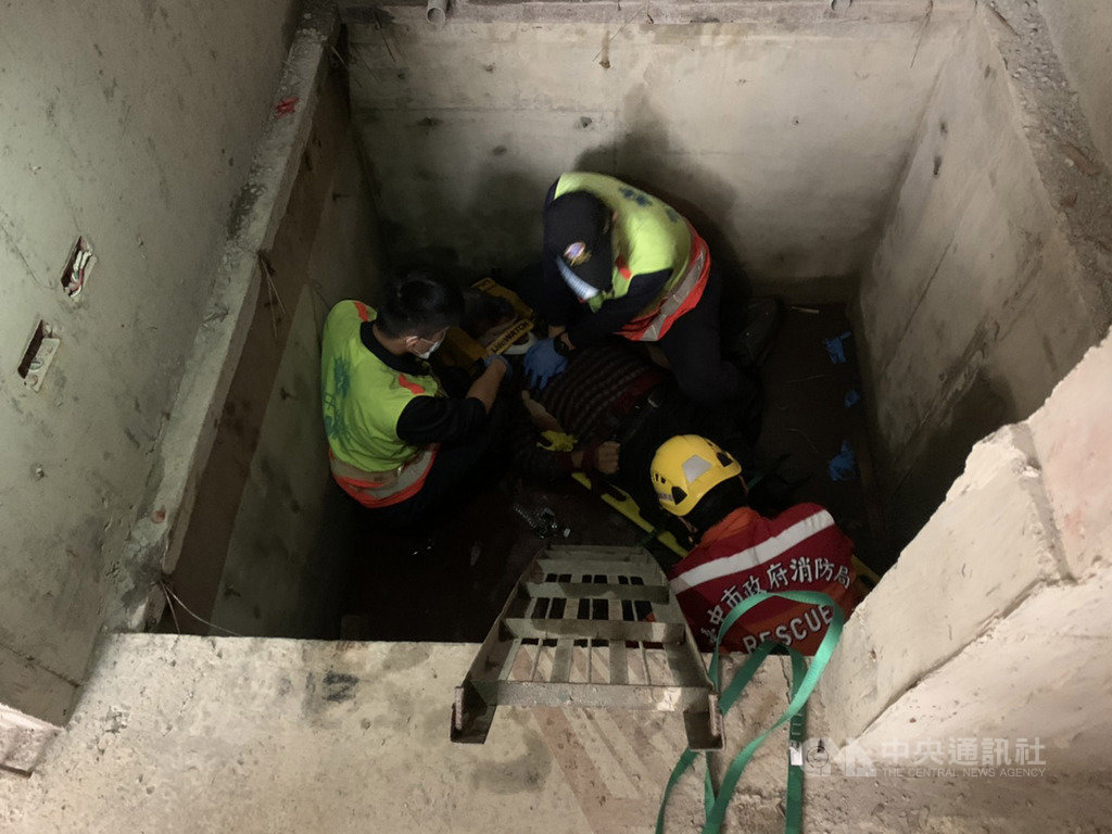 台中市一家裝潢公司張姓負責人14日到北屯區一處建築工地勘查,不慎摔落電梯井,消防人員獲報到場,協助將傷者吊掛脫困,緊急送醫後不治。(台中市消防局提供)中央社記者蘇木春傳真 108年11月14日