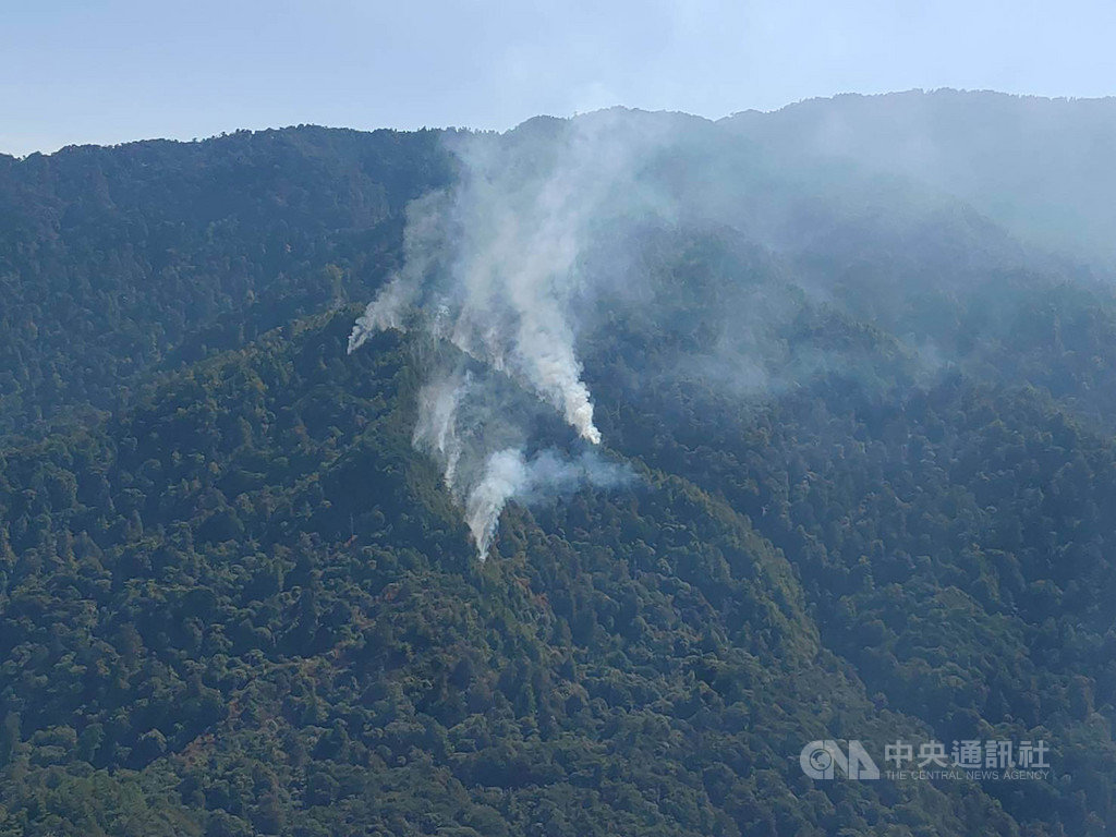 空勤總隊14日表示,林務局13日因新竹林管處及林班地森林發生火災,向空勤總隊申請執行滅火任務,迄今已執行3架次災情觀測、滅火水量56公噸及14架次森林滅火飛行。(空勤總隊提供)中央社記者黃麗芸傳真 108年11月14日