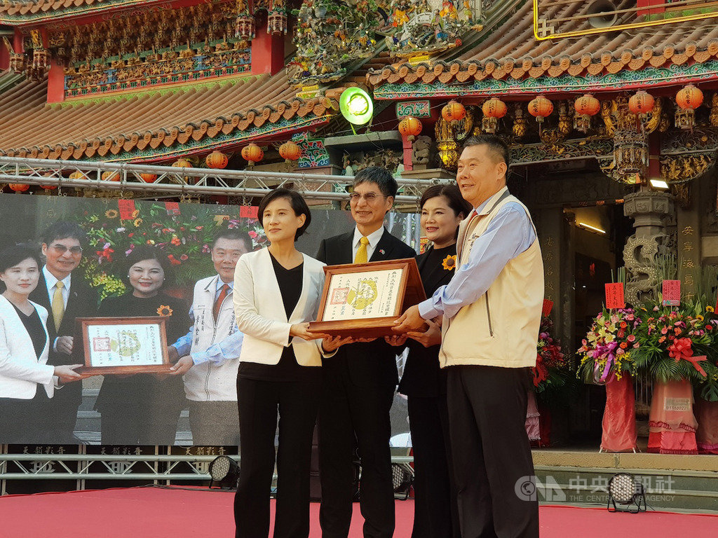 雲林縣「馬鳴山五年千歲大科」獲文化部公告為重要民俗,並認定馬鳴山鎮安宮管理委員會為保存團體。文化部長鄭麗君(左)14日頒發登錄認定證書給馬鳴山鎮安宮管委會主委章金樹(右),雲林縣長張麗善(右2)、科技部長陳良基(左2)到場見證。中央社記者鄭景雯攝 108年11月14日