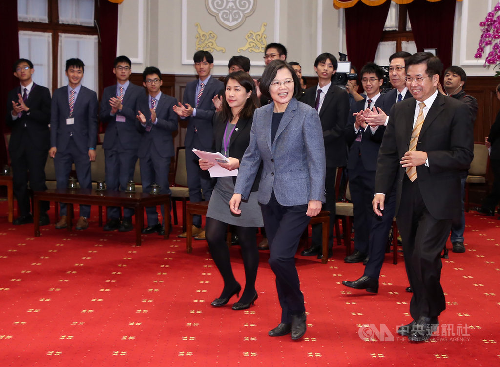 總統蔡英文(前右2)14日在總統府,由教育部長潘文忠(前右)陪同,接見2019年國際數理學科(含亞太數學及亞洲物理)奧林匹亞競賽代表團。中央社記者鄭傑文攝 108年11月14日