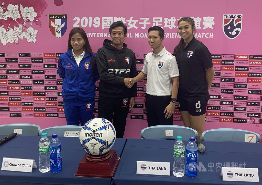 2019國際女子足球友誼賽地主中華女足,15日晚間7時將在台北田徑場迎戰世界排名39的泰國女足,雙方14日先禮後兵,中華女足隊長丁旗(左)表示,希望能把勝利留下。中央社記者龍柏安攝 108年11月14日