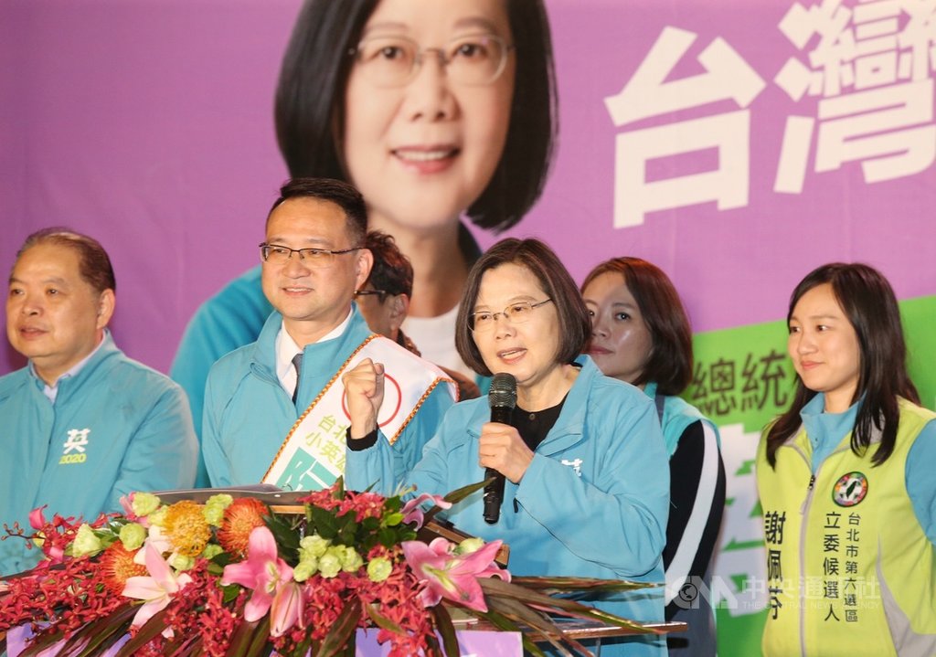 民進黨立委參選人阮昭雄(左2)14日晚間在台北舉行造勢晚會,總統蔡英文(前)出席表示,這次阮昭雄在最辛苦的選區披掛上陣,盼民眾給他最大支持。中央社記者郭日曉攝 108年11月14日