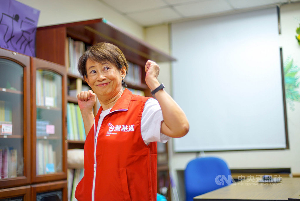 台灣基進14日公布提名7名不分區立委,第1名是前高醫性別所教授成令方,她說,雖然自己是政治素人,但是年輕時就參與社會運動,社會使命的驅使,願意為台灣的未來努力。(台灣基進提供)中央社記者王淑芬傳真 108年11月14日