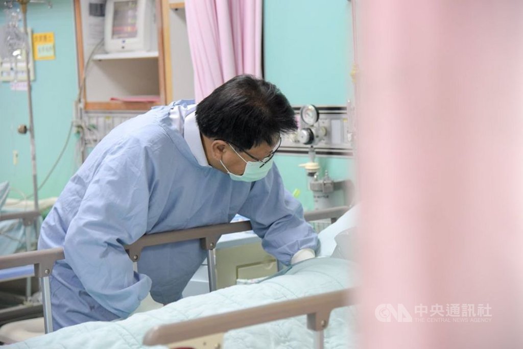 屏東縣內埔鄉14日清晨發生民宅火警,屋內1家6口受困,其中4人送醫搶救不治,屏東縣長潘孟安(圖)前往醫院探視劫後餘生的2名屋主女兒。(取自潘孟安臉書)中央社記者郭芷瑄傳真 108年11月14日