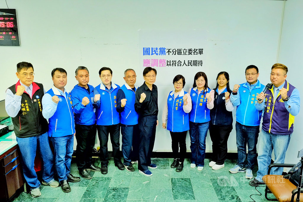 桃園市議會國民黨團執行長徐玉樹(左5)表示,不分區名單是一個帶頭衝刺非常重要的象徵意義,呼籲黨中央調整不分區立委名單。中央社記者吳睿騏桃園攝 108年11月14日