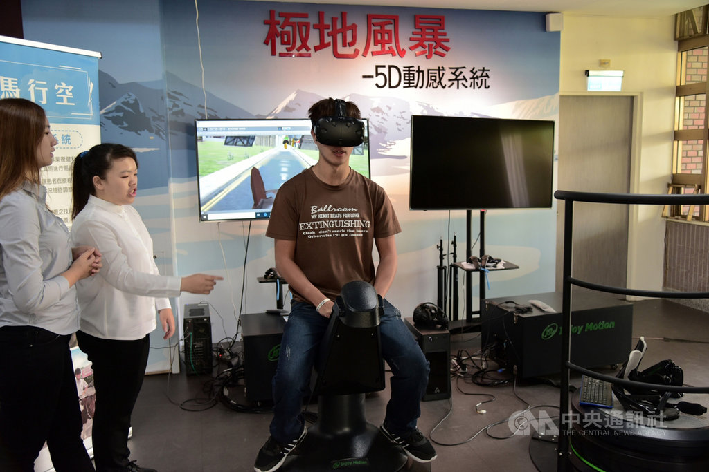 屏東大學與屏東國仁醫院跨領域合作,研發VR騎馬復健系統,患者不但不必騎真馬復健,過程還可看到不同景點,提高患者復健興趣。(屏東大學提供)中央社記者郭芷瑄傳真 108年11月14日