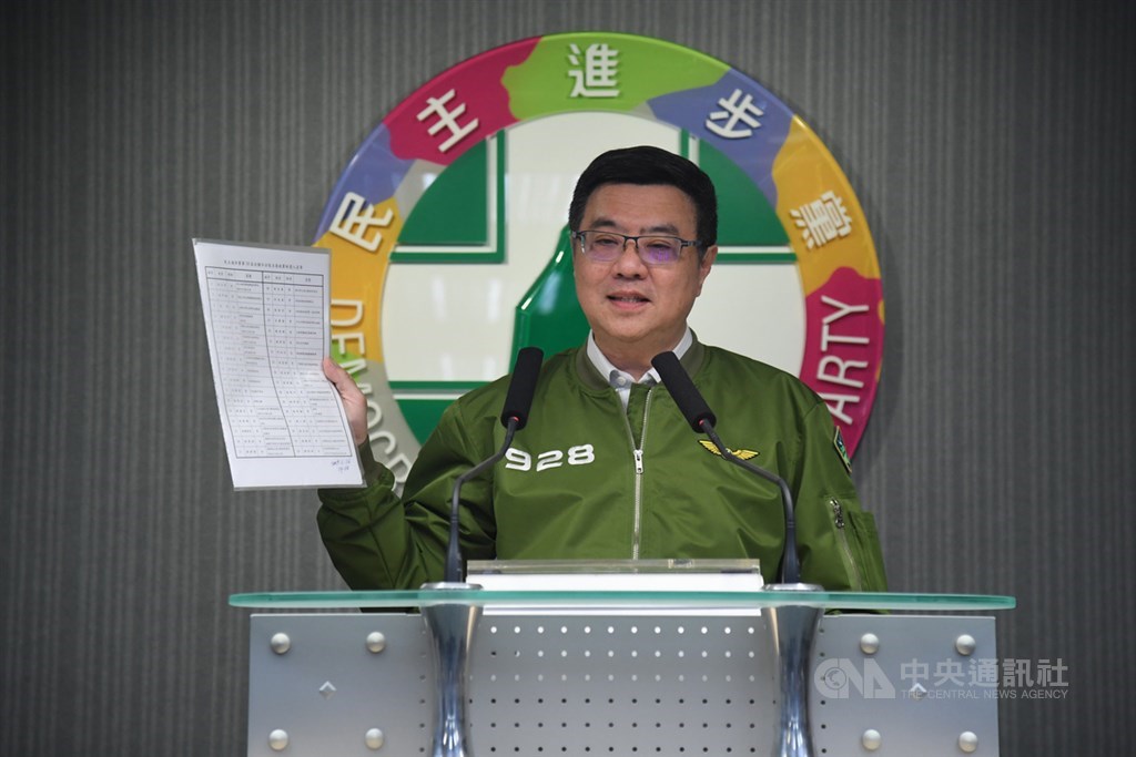 民進黨中執會14日開會討論不分區立委名單,晚間結果出爐,黨主席卓榮泰親自召開記者會,公布不分區名單並說明。中央社記者王飛華攝 108年11月14日