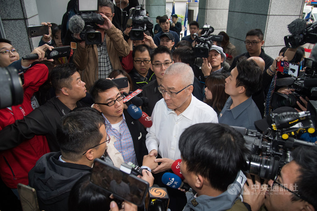 國民黨公布不分區立委名單後,引發黨內青壯派不滿,台北市議員羅智強等人13日晚間到中央黨部靜坐抗議,14日上午國民黨主席吳敦義(中)進黨部前與他們對話,吳敦義說,不分區立委無法做到每人都滿意,他一路都沒有對不起任何人。中央社記者林俊耀攝 108年11月14日