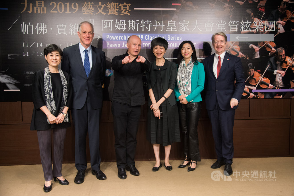 荷蘭阿姆斯特丹皇家大會堂管絃樂團(Concertgebouworkest)14日抵台,將完美呈現貝多芬、華格納、布拉伍思等重量級作曲家及經典作品,21世紀指揮天王帕佛.賈維(Paavo Jarvi)(左3)將帶領樂迷享受音樂盛宴。中央社記者林俊耀攝 108年11月14日