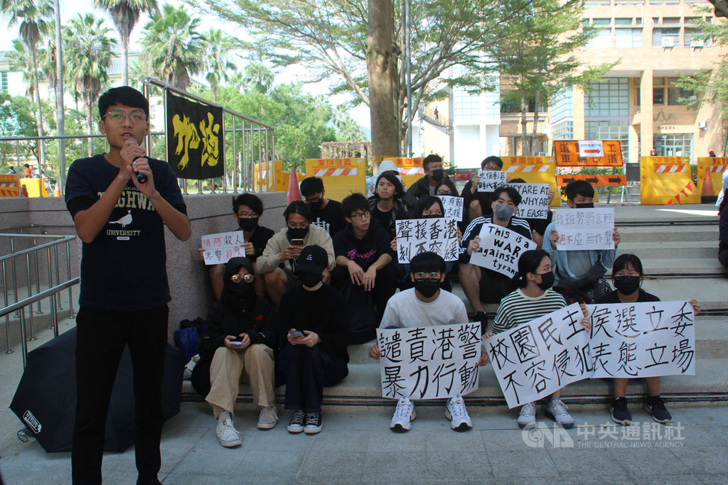 花蓮東華大學學生會14日聚集近百名港生、台生,手拿「譴責港警暴力行動」等標語,公開譴責港警進入校園施暴,學生會長許冠澤(左)說,這次表態活動與台灣學生聯合會合作,至少有36個會員校響應。中央社記者張祈攝 108年11月14日