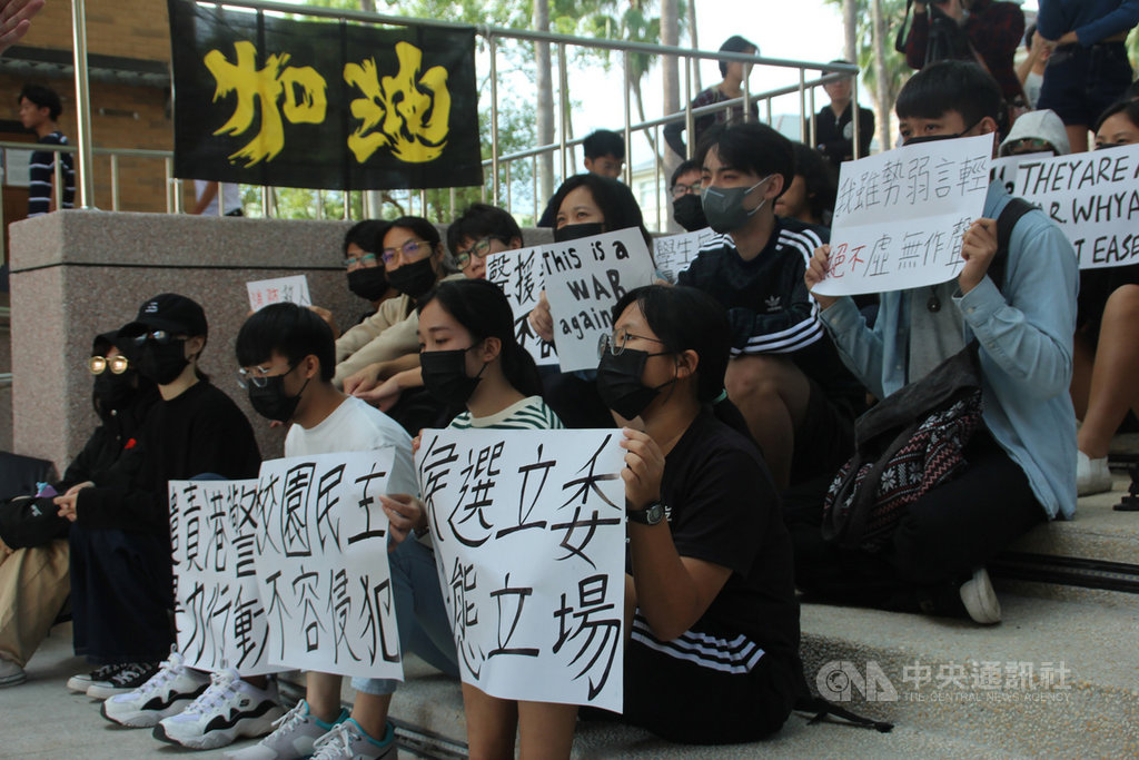 花蓮東華大學學生會串聯台灣學生聯合會,14日聚集近百名港生、台生手持標語,公開譴責港警進入校園施暴,學生們高喊校園民主不容侵犯,並要求立委參選人表達立場。中央社記者張祈攝 108年11月14日