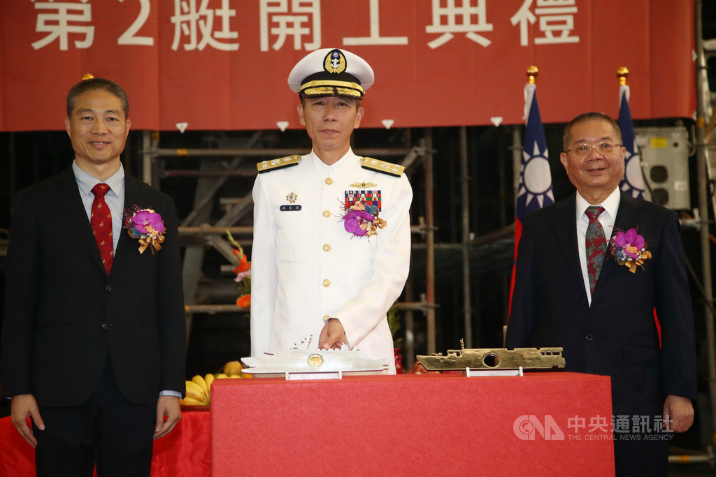 海軍副司令梅家樹中將(圖中)14日將紀念幣鑲入模型,象徵為高效能艦艇、快速布雷艇安放龍骨。(軍聞社提供)中央社記者游凱翔傳真 108年11月14日