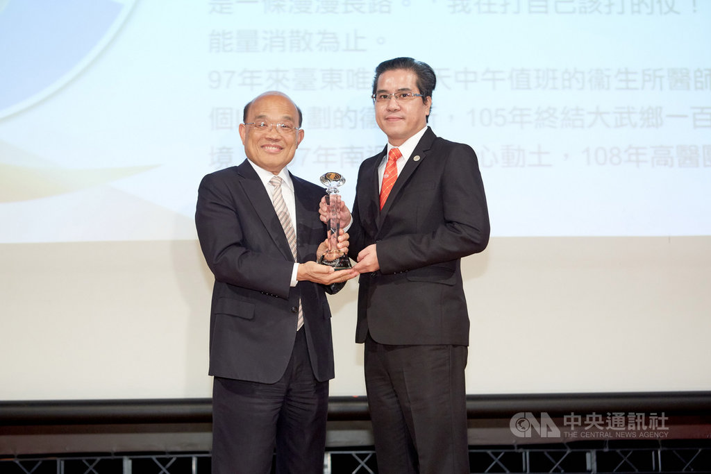 台東縣大武鄉衛生所主任盧克凡(右)獲行政院模範公務人員,13日接受行政院長蘇貞昌(左)表揚。(台東縣政府提供)中央社記者盧太城台東傳真 108年11月14日