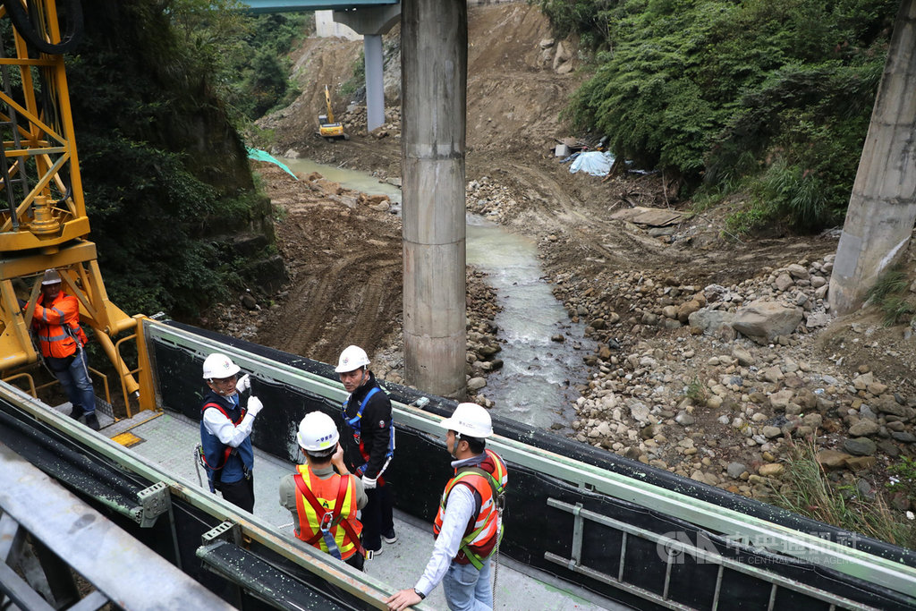 新北市長侯友宜14日視察石碇區新永定橋工程,實地瞭解橋梁檢測作業流程。工務局表示,新永定橋預計11月22日通車並拆除舊永定橋,全部工程預計12月完工。(新聞局提供)中央社記者黃旭昇新北傳真 108年11月14日