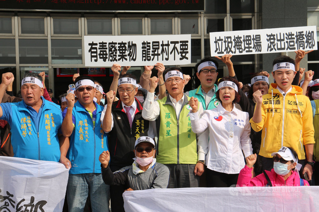 苗栗縣造橋鄉鄉民組成反坤輿事業廢棄物掩埋場自救會,14日號召近百人到縣府前廣場,頭綁白布條、手持標語陳情,多名縣議員到場聲援。中央社記者管瑞平攝 108年11月14日