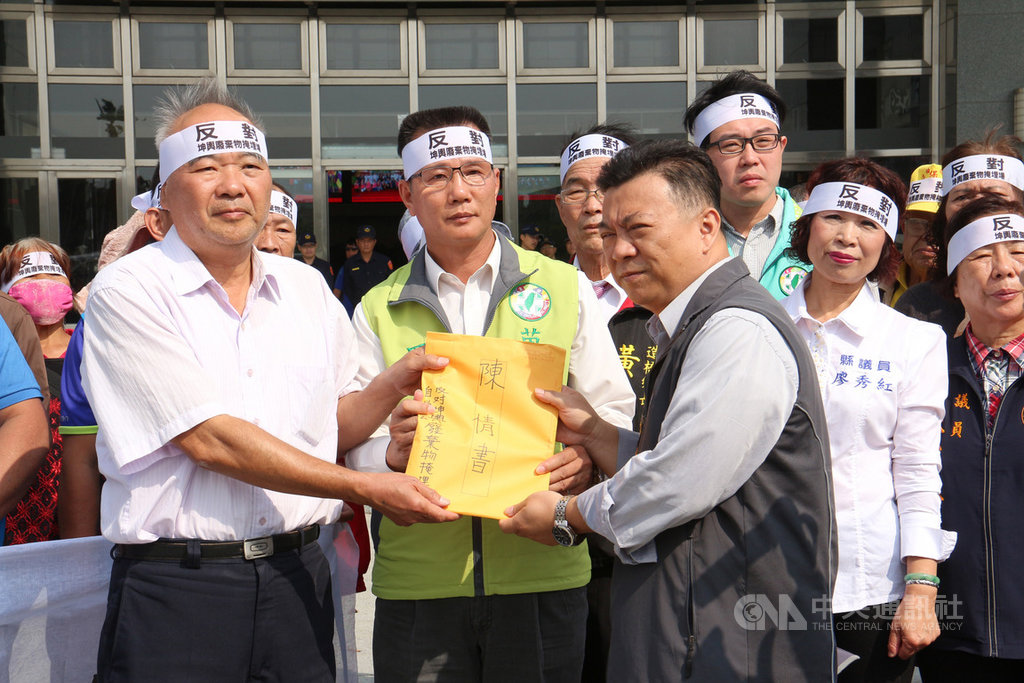 坤輿科技公司在苗栗縣造橋鄉設廢棄物掩埋場,因地方抗爭停擺多年,今年重新向縣府提出試運轉申請,鄉民14日號召近百人到縣府前陳情,苗栗縣環保局副局長黃天霖(前右)出面接受陳情書,他強調,縣府將依法審查,嚴格把關。中央社記者管瑞平攝 108年11月14日