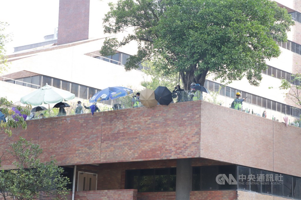 理工大學學生守在校園一角,防止防暴警察進入。中央社記者張謙香港攝 108年11月14日