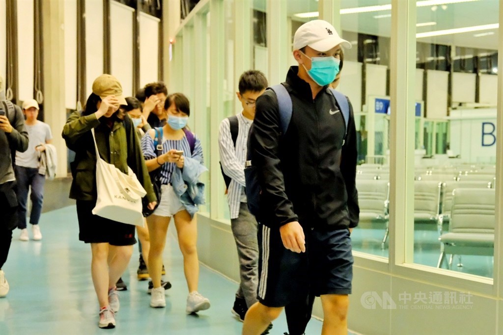 在香港的台北經濟文化辦事處協助下,香港中文大學71名台灣學生在14日凌晨抵台。學生們多數都戴著口罩,卻難掩滿面倦容,雖然已經抵達台灣,許多學生們仍是驚魂未定,也不願回答任何問題。中央社記者吳睿騏桃園機場攝 108年11月14日