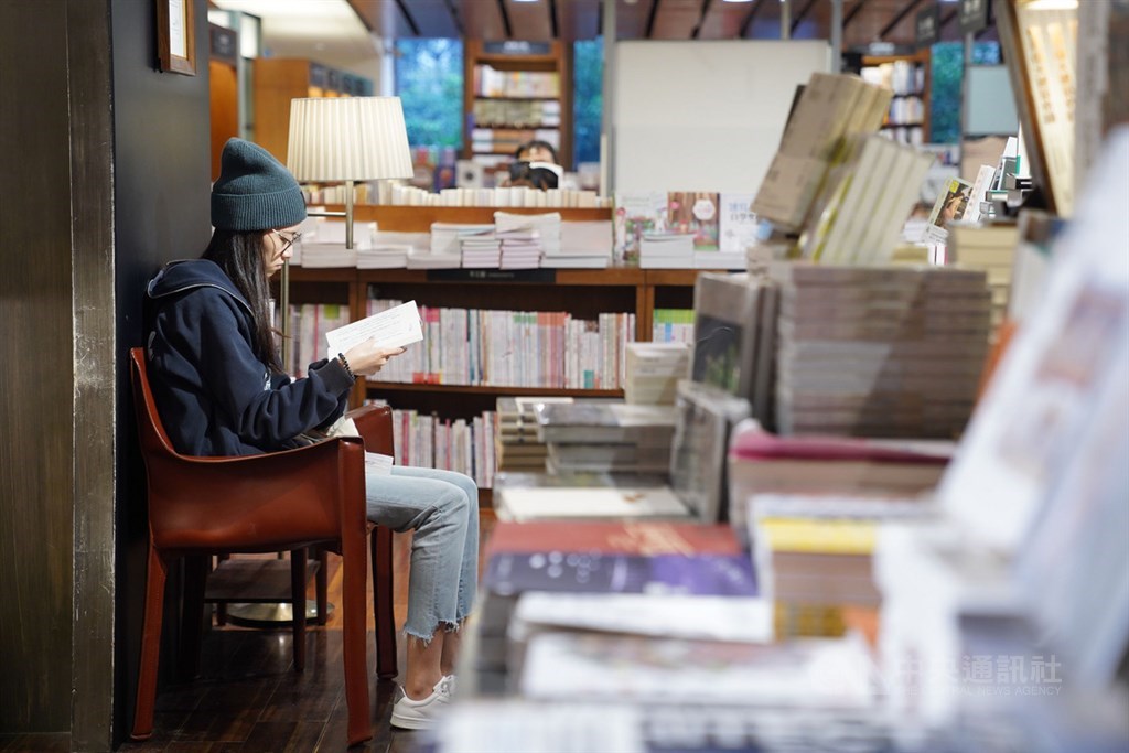 誠品集團14日表示,誠品敦南將於2020年5月31日正式熄燈,距離熄燈進入最後200天,誠品敦南將開始進行一系列的活動,民眾也把握時間到店內看書。中央社記者徐肇昌攝 108年11月14日