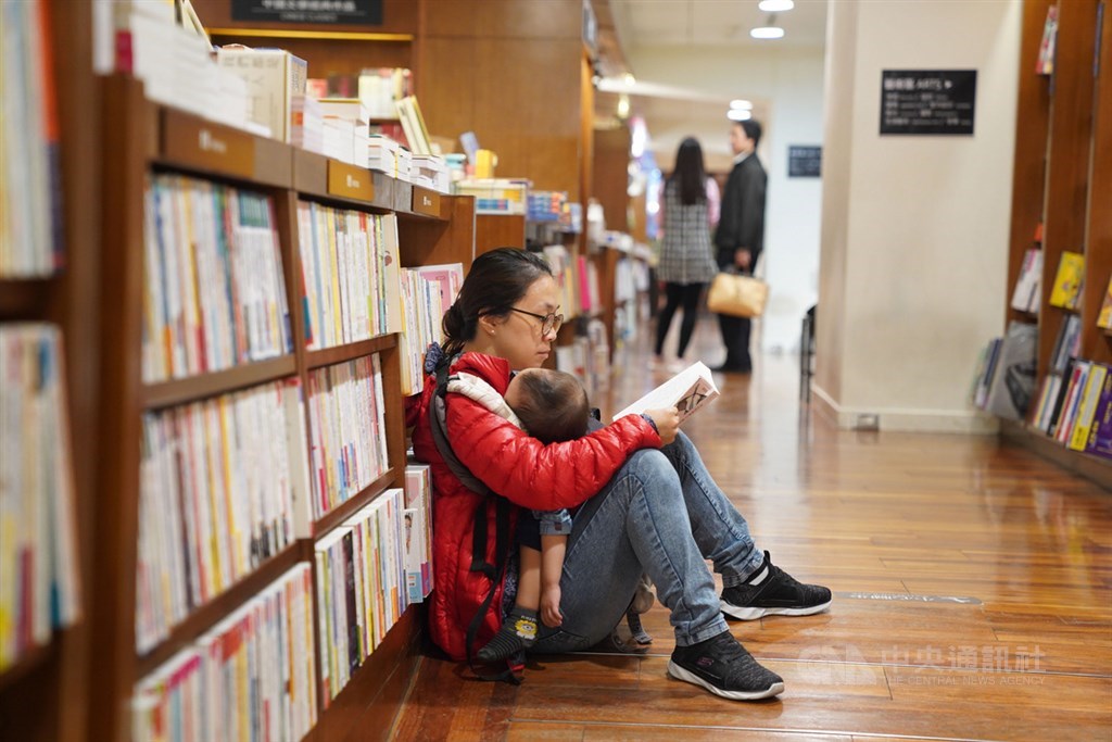誠品敦南店創立於1989年,開創全球第一間24小時不打烊的書店經營模式,成為台北重要的地標,14日宣告將於2020年5月31日謝幕,民眾把握時間前往店內看書。中央社記者徐肇昌攝 108年11月14日