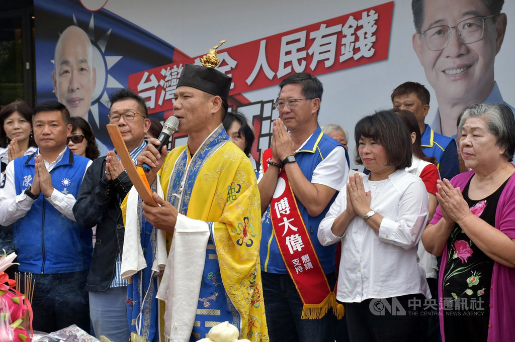 國民黨總統參選人韓國瑜與嘉義市立委參選人傅大偉(前右3)聯合競選總部14日舉行進駐揭牌儀式,嘉義市長黃敏惠(右2)也到場。中央社記者黃國芳攝 108年11月14日