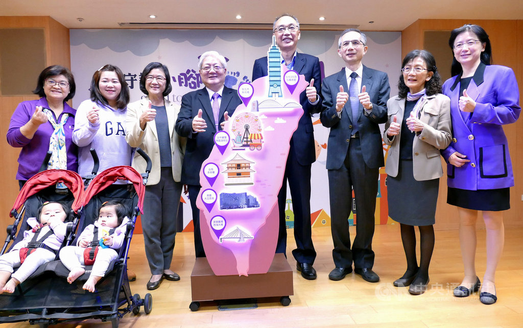 新北市副市長謝政達(右4)表示,衛生局結合早產兒基金會及19家有新生兒照護中心的大醫院,將出生體重低於1500公克的早產兒,納入「兩歲追蹤」關懷網絡,提供個別化照顧及系統性專業醫療照護。(衛生局提供)中央社記者黃旭昇新北傳真 108年11月14日
