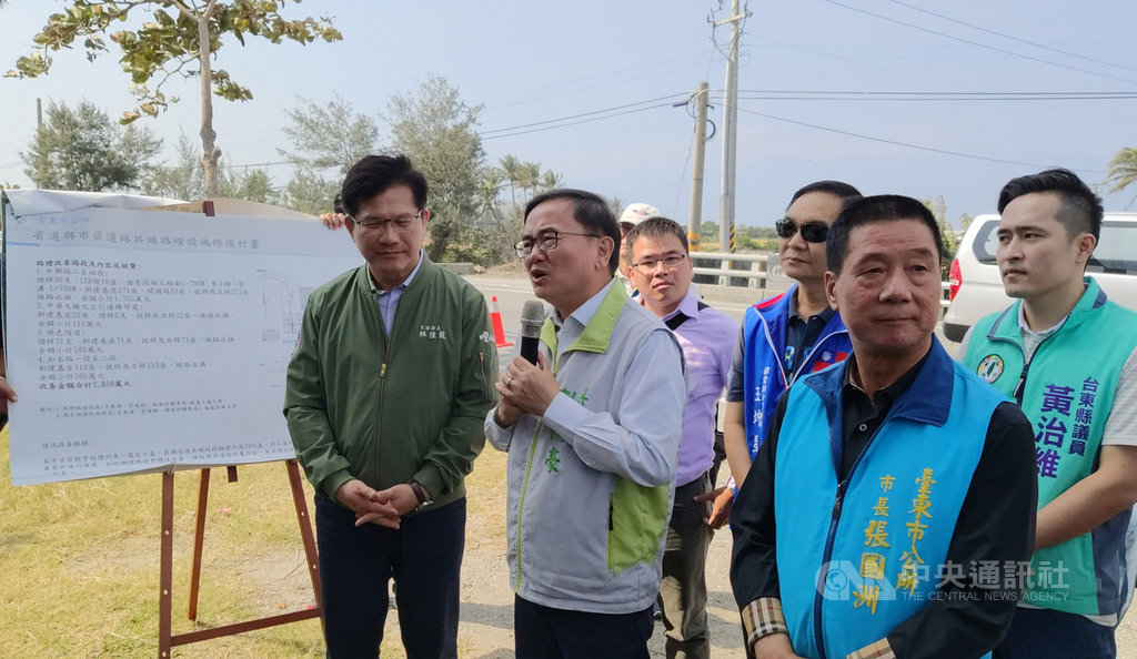 交通部長林佳龍(左)14日在民進黨立委劉櫂豪(左2)陪同下,視察台東交通和觀光建設,允諾全力支持推展台東觀光,同時將拓寬台東市中華大橋至富岡港的台11線路段,解決塞車問題。中央社記者盧太城台東攝 108年11月14日