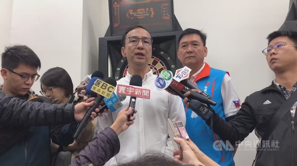 國民黨公布不分區名單引發爭議,前中國國民黨主席朱立倫(右3)14日接受媒體聯訪表示,部分青年議員反彈國民黨不分區立法委員提名名單是沒看到任何青年代表,「國民黨不能離年輕人那麼遠」,黨中央應清楚說明戰略思維。(朱立倫辦公室提供)中央社記者王鴻國傳真 108年11月14日