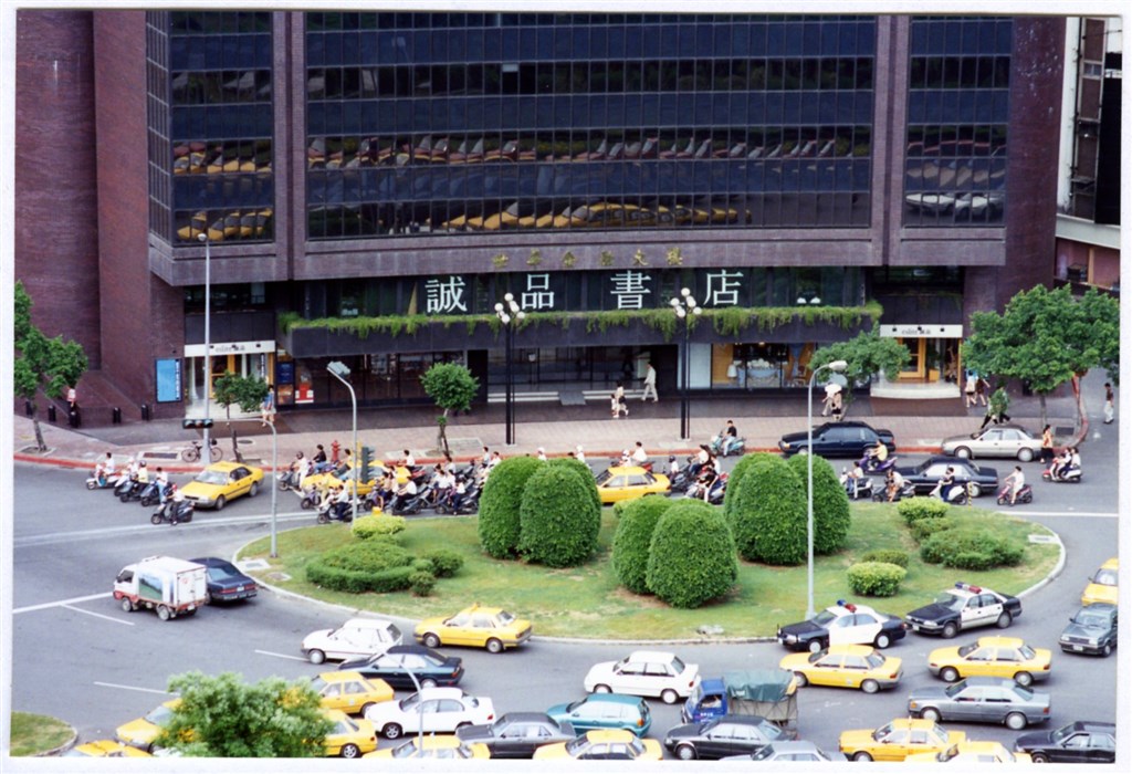 陪伴台北人長達30年的誠品敦南,1989年在台北仁愛敦南圓環落腳,1995年搬至現址。(誠品提供)