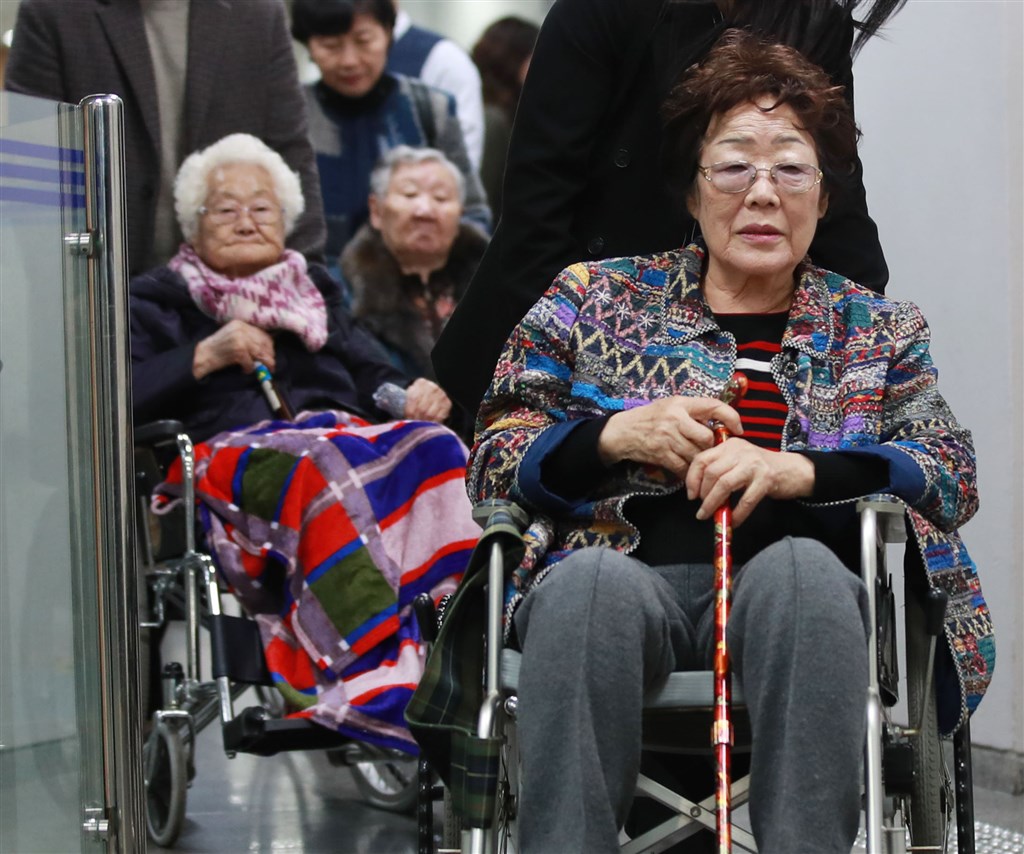 前慰安婦和遺屬等20名原告大約3年前提起訴訟,要求日本政府賠償每人2億韓元(約新台幣520萬元),南韓法院13日舉行首次庭審。(韓聯社提供)