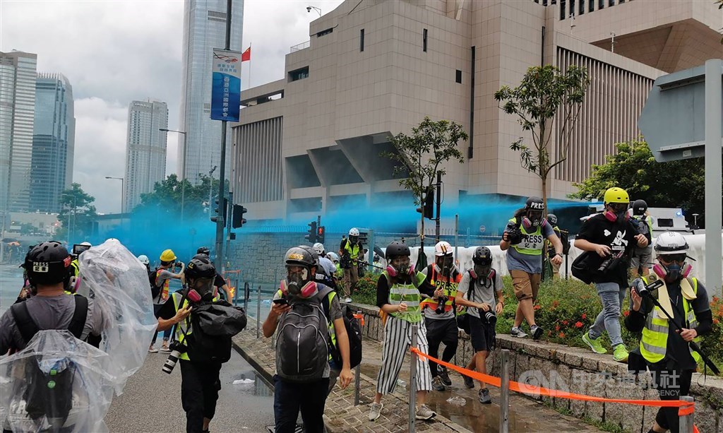 香港抗爭情勢日益激烈,港府多名高官13日晚間前往禮賓府開會,討論實施宵禁、取消區議會選舉以及提升警方武力。圖為8月31日港警出動水炮車清場。(中央社檔案照片)