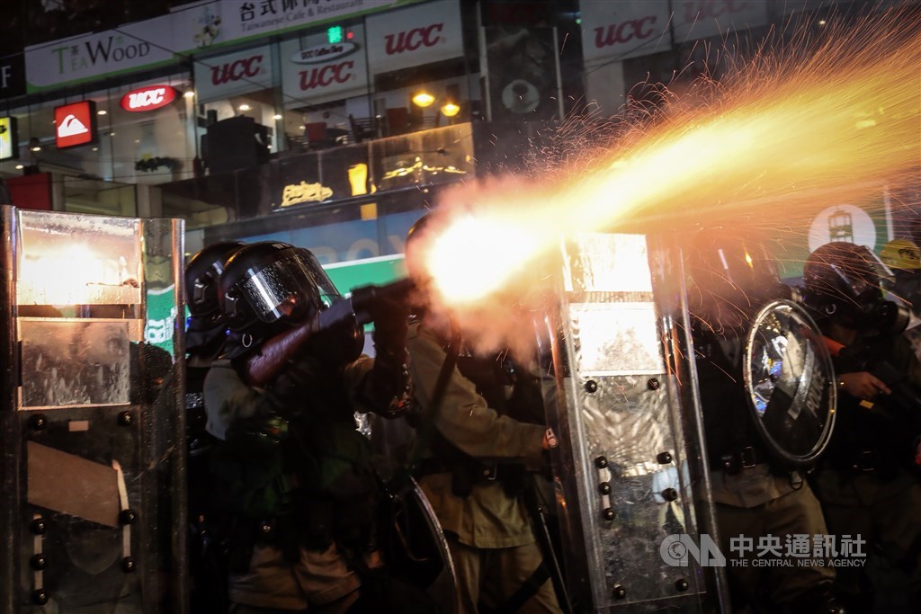 港媒指出,提升武力的其中一個說法,是容許防暴警察更多地使用橡膠子彈,這樣即便警員人數不多,也可對付大量示威者。圖為8月31日港警在灣仔發射催淚彈清場。(中央社檔案照片)