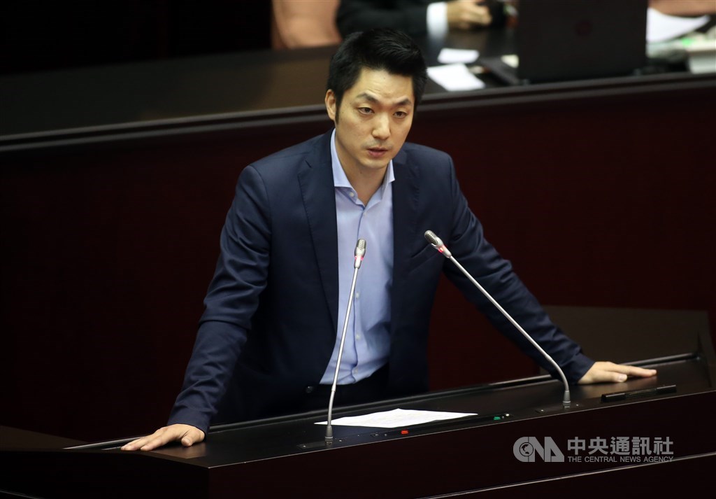 港警本週硬闖大學校園與示威者對峙,國民黨立委蔣萬安14日表示,給予香港捍衛民主與自由的學生最高敬意。(中央社檔案照片)