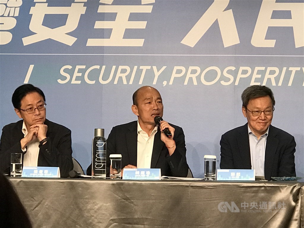 中國國民黨總統參選人韓國瑜(中)14日表示,中共沒有放棄武力解決台灣問題前,沒有簽署和平協議的條件。(中央社)