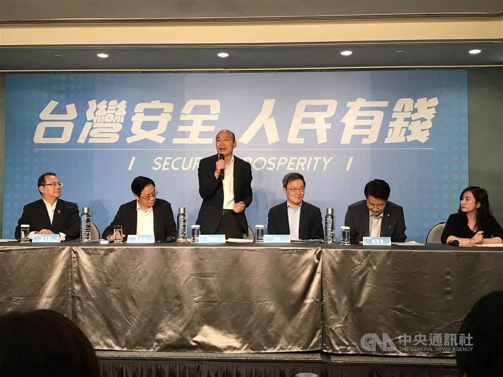 中國國民黨總統參選人韓國瑜(左3)14日表示,他對九二共識的界定非常清楚,「一中各表,我們是中華民國在台澎金馬,我們有自己完整的憲政體制」。(中央社)