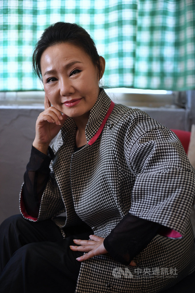 電影「那個我最親愛的陌生人」15日將在全台上映,女星呂雪鳳也憑此片入圍第56屆金馬獎最佳女主角,她說,跟著歌仔戲班行走江湖大半輩子,過去認為自己跟金馬搭不上邊,想不到在56歲這年可以跟它擺在一塊,她也毫不保留展現拿獎的企圖心。中央社記者王飛華攝 108年11月14日
