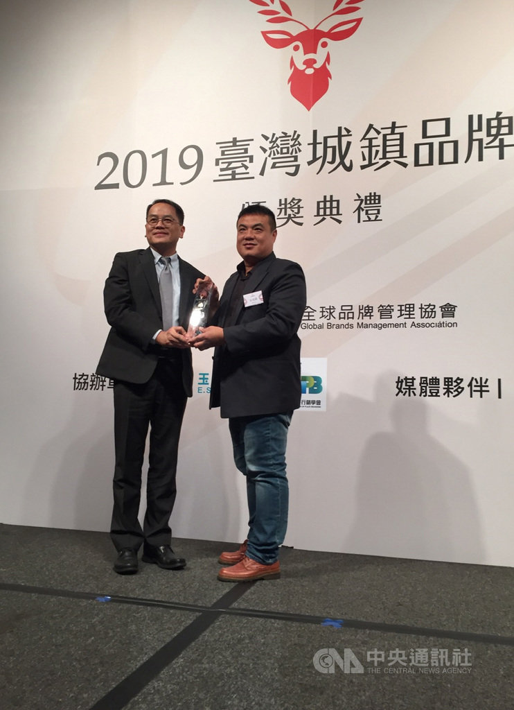 金門縣金城鎮獲2019台灣城鎮品牌獎文化傳承創新獎,金城鎮長李誠智(右)赴台受獎,感謝鄉親對金城鎮的支持。(金城鎮公所提供)中央社 108年11月14日