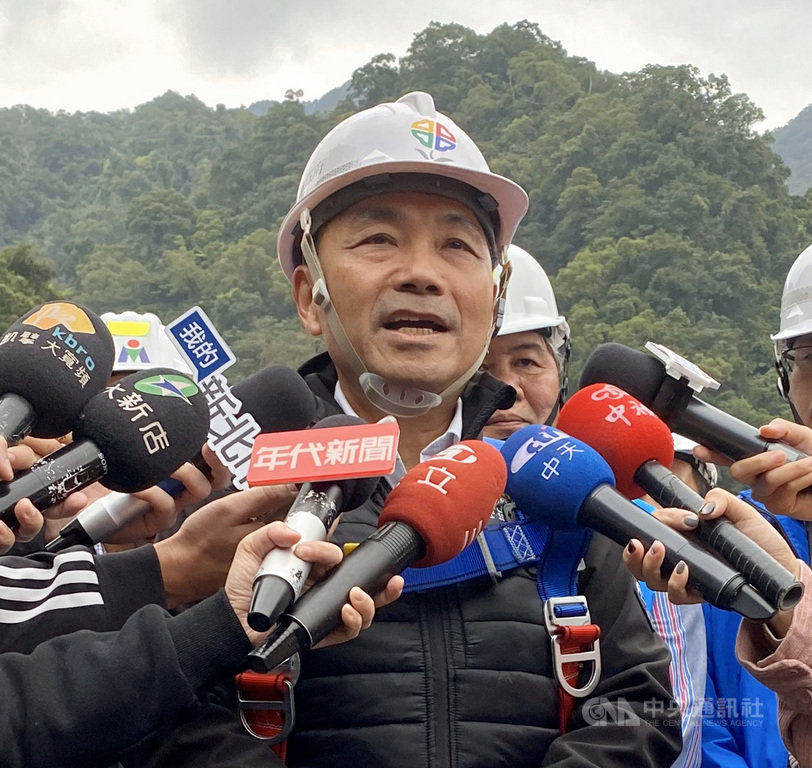 新北市長侯友宜(前)14日在石碇區視察永定橋新橋工程時重申,兩黨都處理過核四問題,兩黨惡鬥下,國家還滿悲哀的。對於核能問題,他的立場一貫是沒有核安就沒有核電。(市府提供)中央社記者黃旭昇新北傳真 108年11月14日