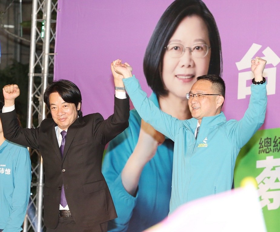 民進黨立委參選人阮昭雄(右)14日晚間在台北舉行造勢晚會,前行政院長賴清德(左)到場站台,拉抬選情。中央社記者郭日曉攝 108年11月14日