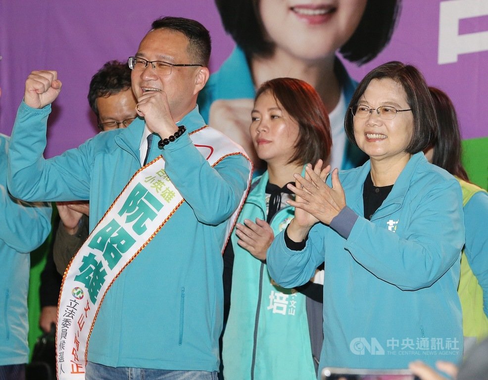 總統蔡英文(前右)14日晚間出席民進黨立委參選人阮昭雄(前左)的造勢晚會,並為阮昭雄披上彩帶加油打氣。中央社記者郭日曉攝 108年11月14日