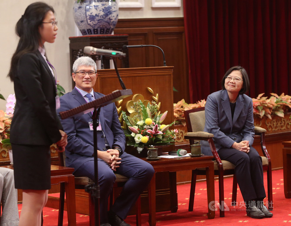 總統蔡英文(右)14日接見2019年國際數理學科(含亞太數學及亞洲物理)奧林匹亞競賽代表團,蔡總統表示,獲獎者都是推動台灣發展關鍵角色,也期勉「獲獎不是終點」,期許未來人生道路永遠勿忘此刻的熱情。中央社記者鄭傑文攝 108年11月14日