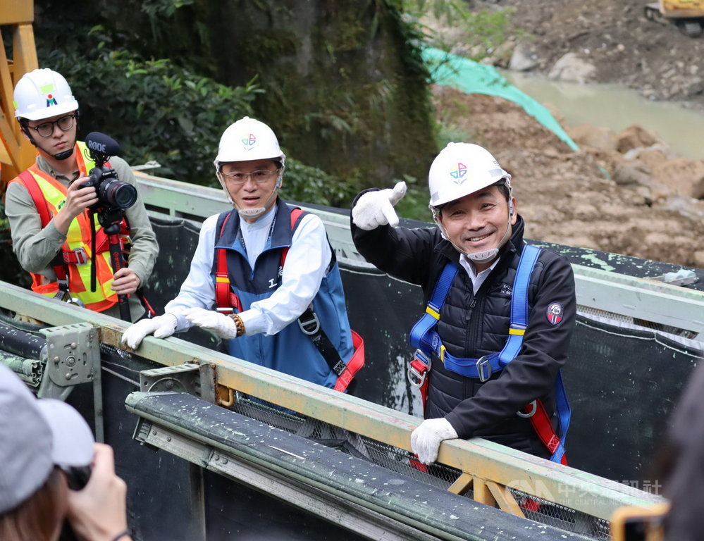 新北市長侯友宜(右)14日視察石碇區永定橋復建工程時表示,新永定橋在安全係數及防洪都比舊橋好很多,市府全盤掌握橋梁檢測資料與安全狀況。(工務局提供)中央社記者黃旭昇新北傳真 108年11月14日