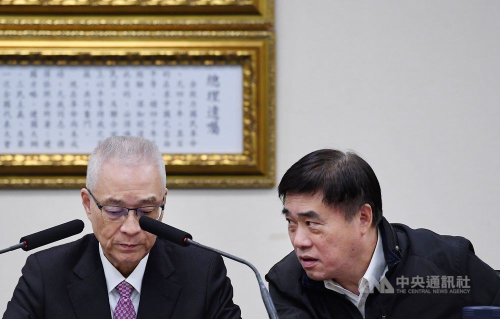 國民黨15日召開臨時中常會,再次討論不分區名單,副主席郝龍斌(右)在會前表示,黨主席吳敦義應退出不分區。(中央社檔案照片)