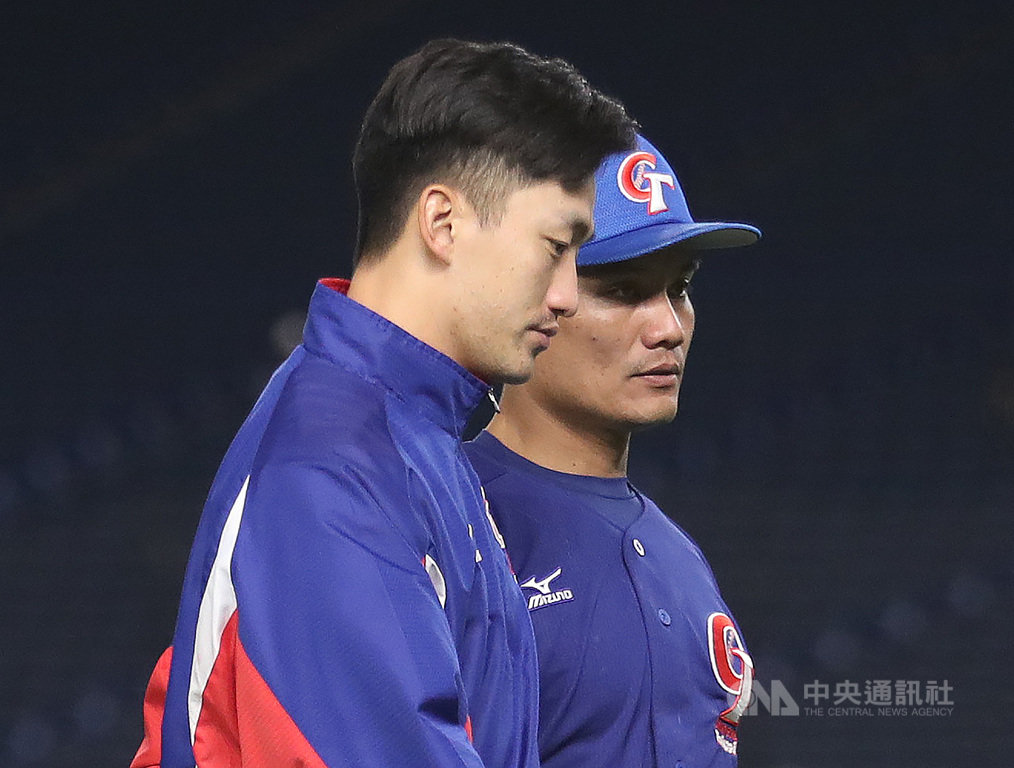 2019世界12強棒球錦標賽中華隊15日以2比3惜敗美國隊,先發投手吳昇峰(前)被敲逆轉2分砲,他賽後表示,因為一個打席決定一場比賽,感到非常難過。中央社記者張新偉東京攝 108年11月15日